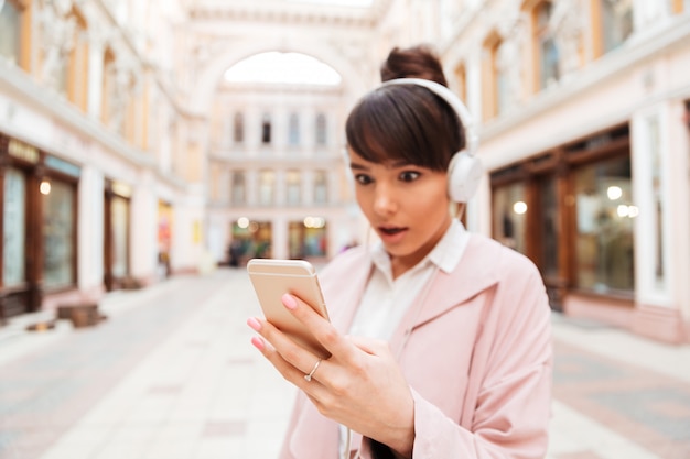 Mujer joven escuchando música con auriculares