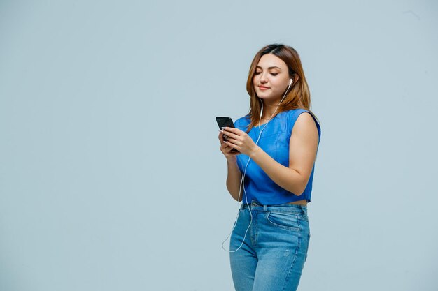 Mujer joven escuchando música con auriculares