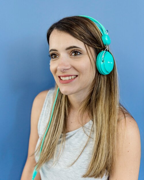 Mujer joven escuchando música con auriculares