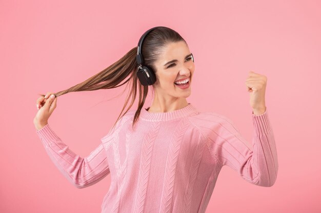 Mujer joven escuchando música en auriculares