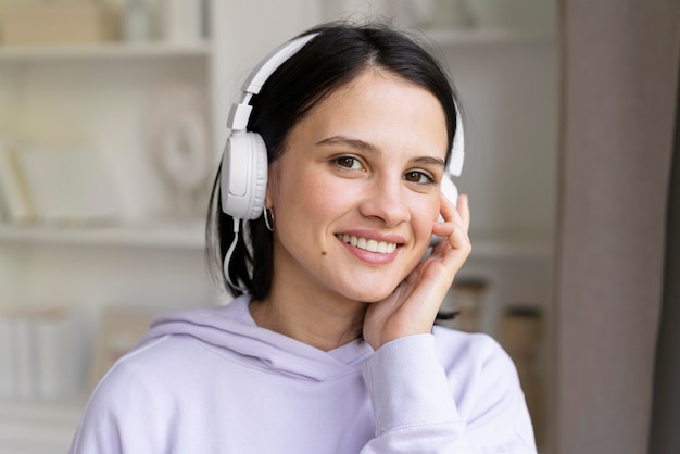 Mujer joven escuchando música en casa