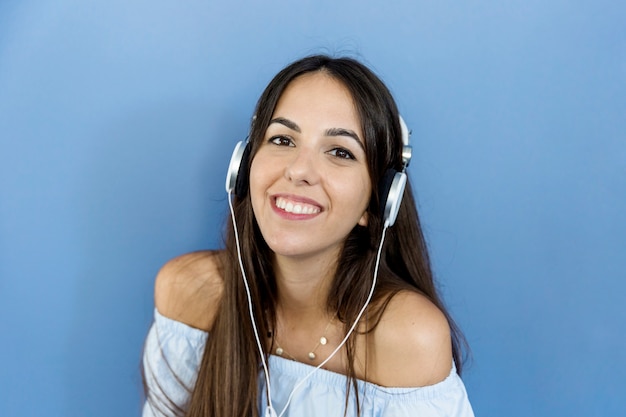 Mujer joven escuchando música