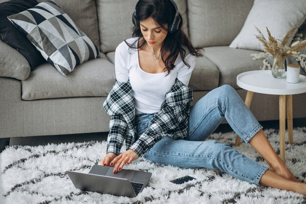 Mujer joven, escuchar música, en, auriculares