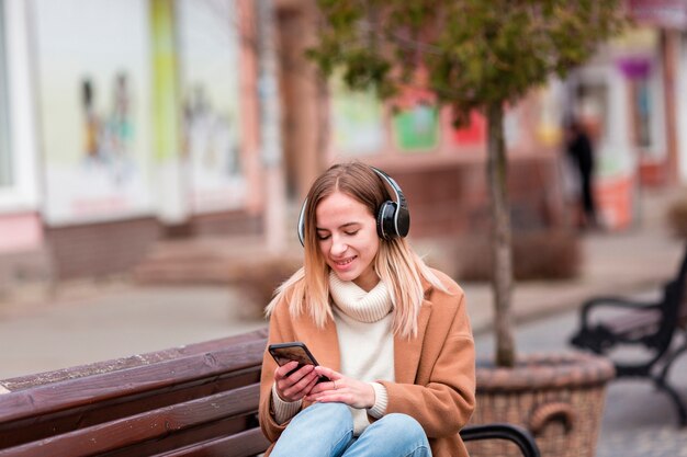 Mujer joven, escuchar música, en, auriculares