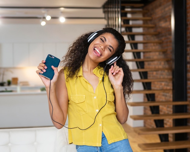 Mujer joven, escuchar música