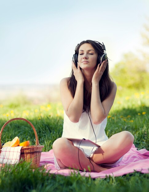 Mujer joven, escuchar música