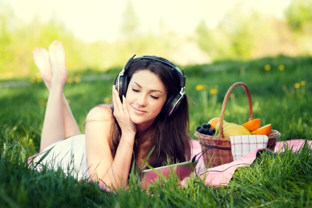 Mujer joven, escuchar música