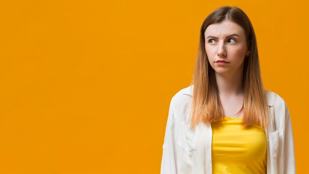 Mujer joven con espacio de copia