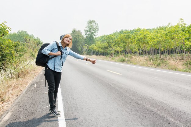 Mujer joven esperando a un coche