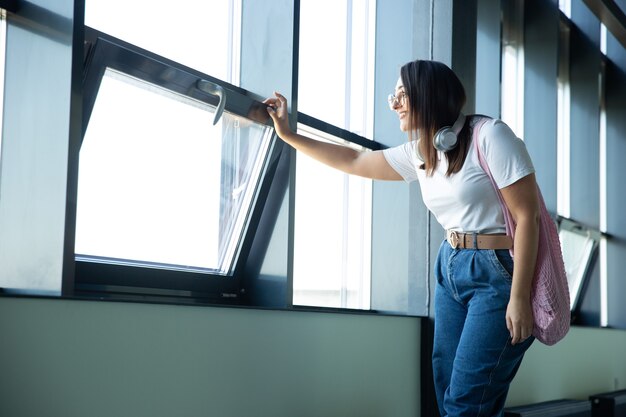 Mujer joven esperando la salida en el aeropuerto