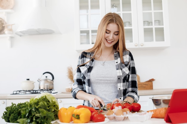 mujer joven está cocinando en casa