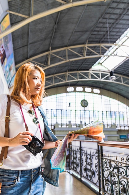 Mujer joven, en, estación del ferrocarril