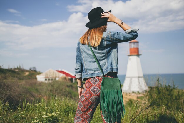 Mujer joven en estilo bohemio en el campo