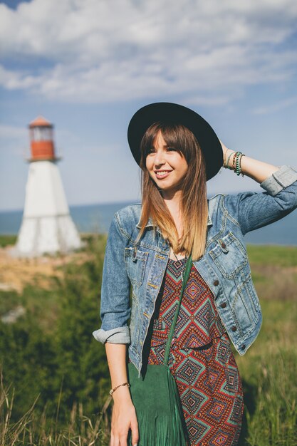 Mujer joven en estilo bohemio en el campo