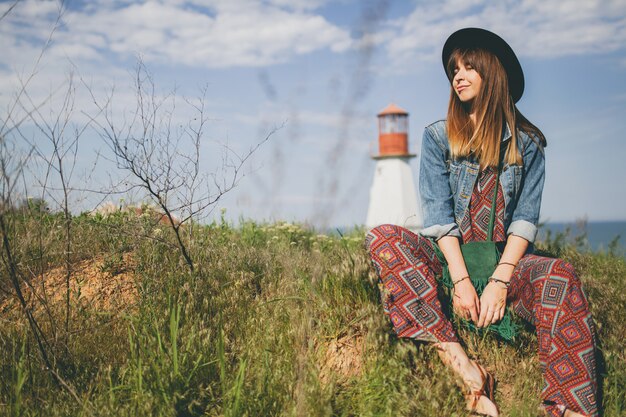 Mujer joven en estilo bohemio en el campo