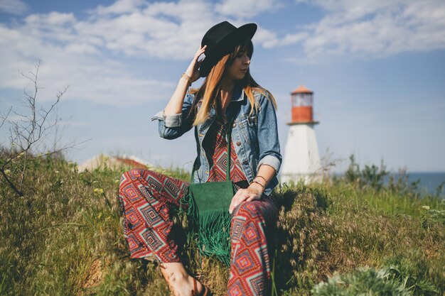 Mujer joven en estilo bohemio en el campo