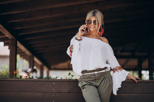 Mujer joven con estilo en camisa bwhite