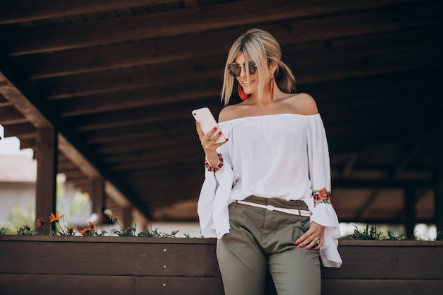 Mujer joven con estilo en camisa bwhite