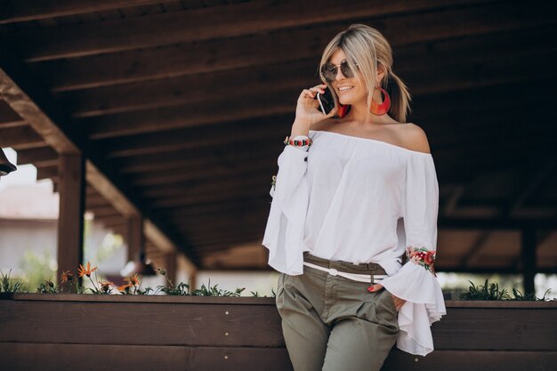 Mujer joven con estilo en camisa bwhite