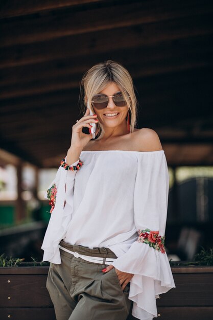 Mujer joven con estilo en camisa bwhite