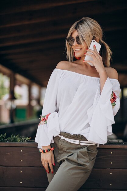 Mujer joven con estilo en camisa bwhite