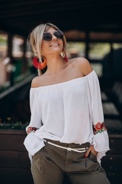 Mujer joven con estilo en camisa bwhite