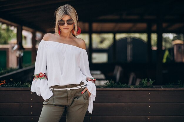 Mujer joven con estilo en camisa bwhite