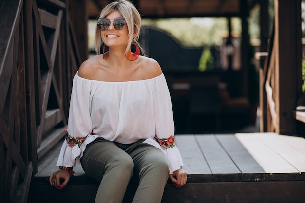 Mujer joven con estilo en camisa bwhite