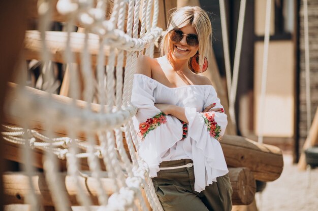 Mujer joven con estilo en camisa bwhite