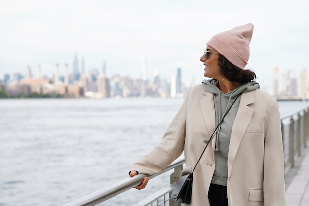 Mujer joven con estilo explorando la ciudad por sí misma