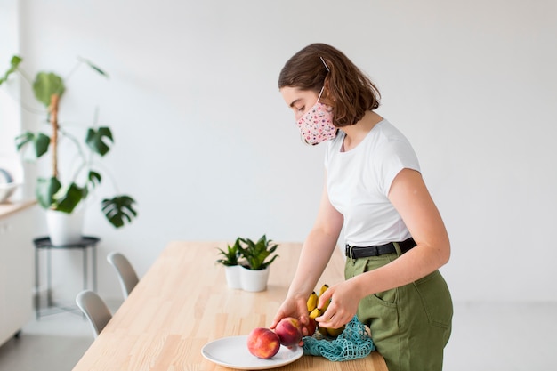 Mujer joven con estilo con frutas orgánicas