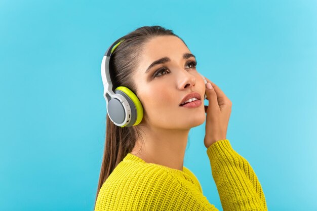 Mujer joven con estilo sosteniendo escuchando música en auriculares