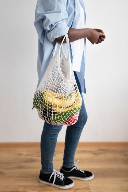 Mujer joven con un estilo de vida sostenible en el interior