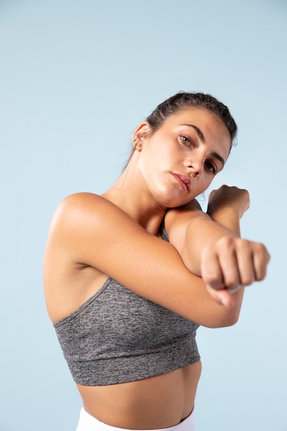 Mujer joven, estiramiento, antes, entrenamiento