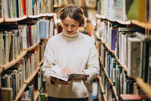 Mujer joven estudiando en la biblioteca