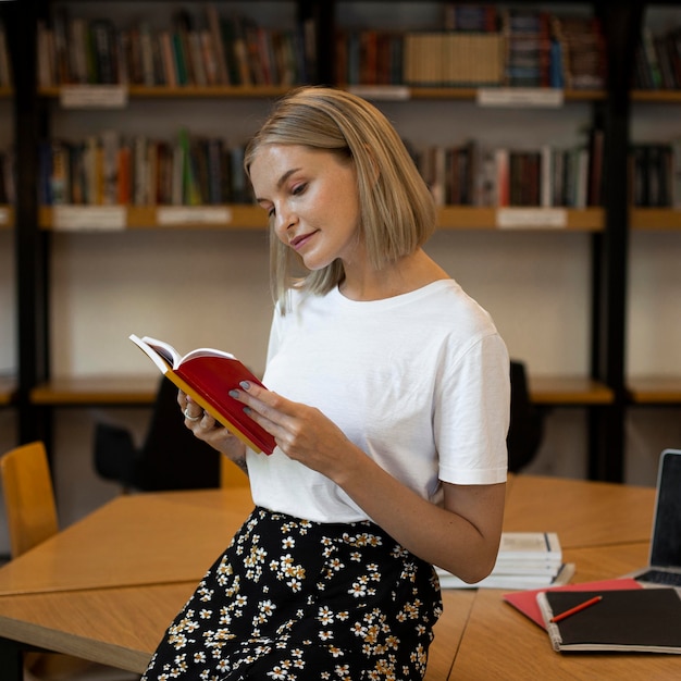 Mujer joven estudiando en la biblioteca