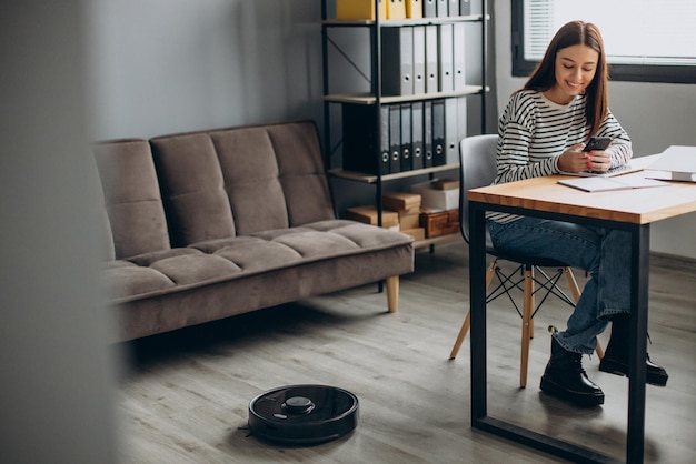 Mujer joven estudiando en la oficina