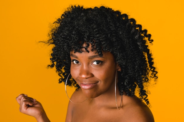 Mujer joven étnica linda en fondo brillante