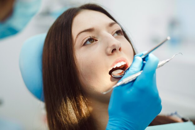 Mujer joven en un examen dental