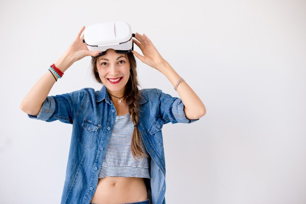 Mujer joven experimentando tecnología VR