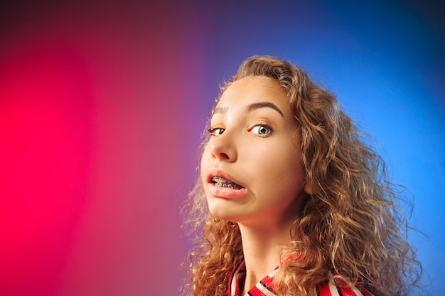 Mujer joven con expresión de disgusto rechazando algo