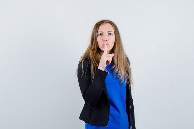 Mujer joven expresiva posando en el estudio