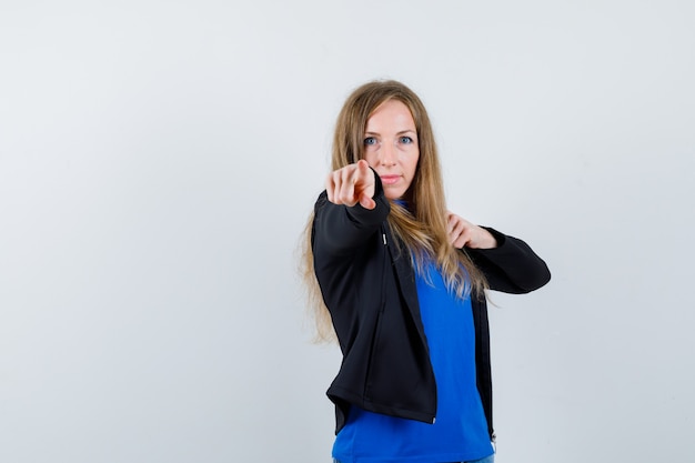 Mujer joven expresiva posando en el estudio