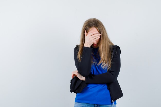 Mujer joven expresiva posando en el estudio