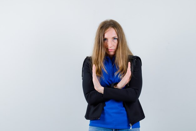 Mujer joven expresiva posando en el estudio