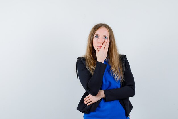 Mujer joven expresiva posando en el estudio