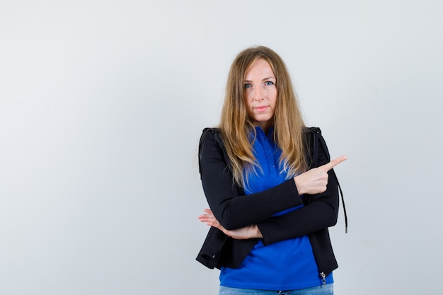 Mujer joven expresiva posando en el estudio