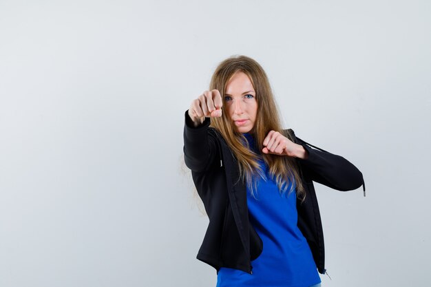 Mujer joven expresiva posando en el estudio