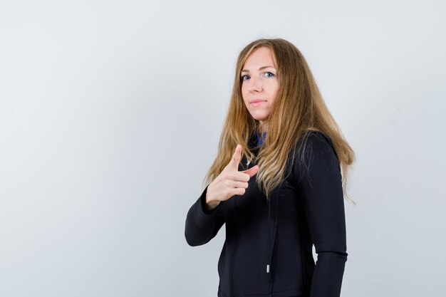 Mujer joven expresiva posando en el estudio