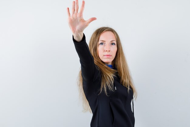 Mujer joven expresiva posando en el estudio